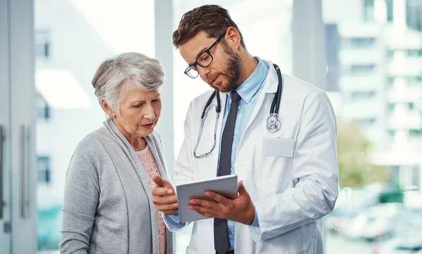 Durchlaufen Eines Behandlungsplans Mit Einem Patienten Ein Arzt Diskutiert Etwas — Stockfoto