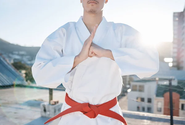 Karate Cvičení Disciplína Sportovcem Trénink Městě Rozmazaném Pozadí Fitness Respekt — Stock fotografie