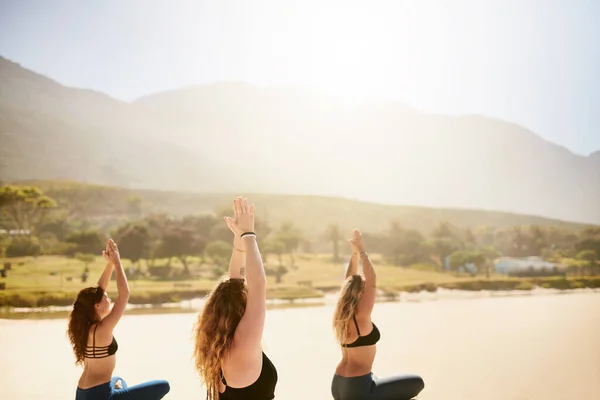 Yoga Geeft Middelen Geduld Ontwikkelen Drie Jonge Vrouwen Beoefenen Yoga — Stockfoto