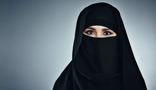 Modestia Siempre Hermosa Retrato Estudio Una Joven Empresaria Musulmana Sobre — Foto de Stock