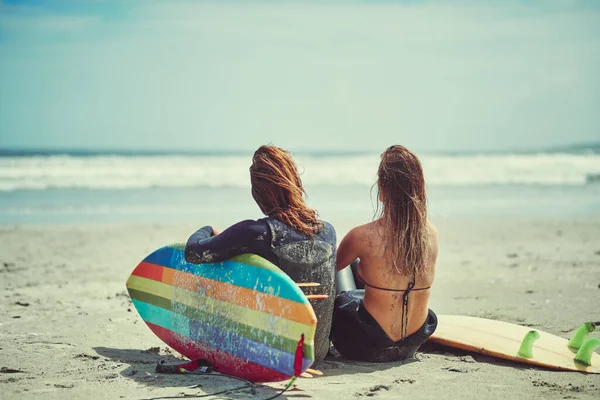 最初のデート サーファースタイル ビーチでサーフィンをしている若いカップルが — ストック写真