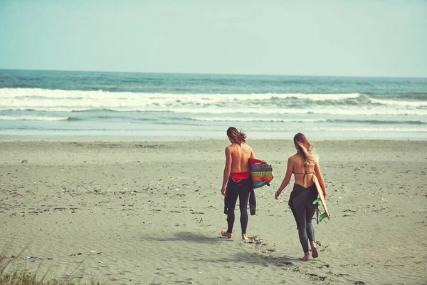 毎日が冒険だ 若いカップルがサーフボードを持ってビーチを歩いていて — ストック写真