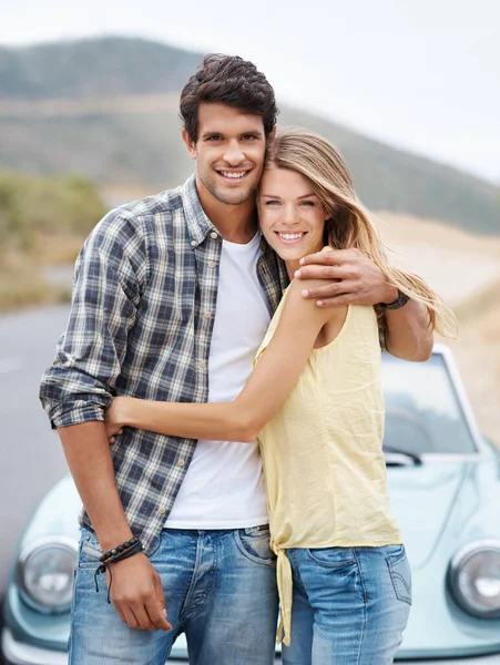 Tasasız Gençlik Romantik Genç Bir Çift Üstü Açık Arabalarının Yanında — Stok fotoğraf