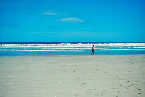 海のように無料です ビーチで一日を過ごす若い男が — ストック写真