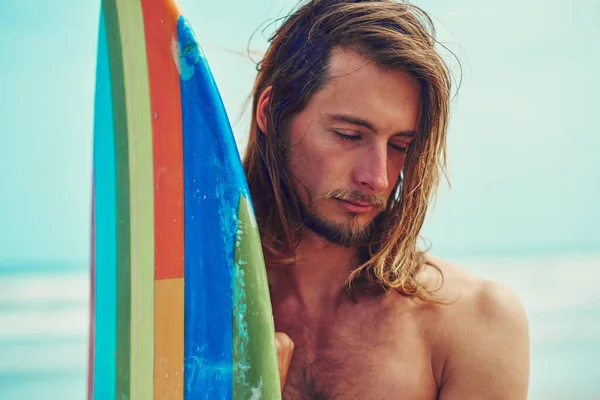 Surfing Sprawi Wszystko Będzie Dobrze Młody Surfer Opierający Się Deskę — Zdjęcie stockowe