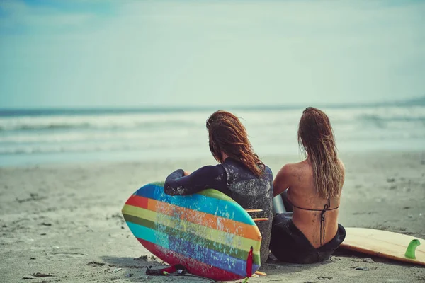 Las Olas Están Llamando Una Joven Pareja Surfeando Playa —  Fotos de Stock