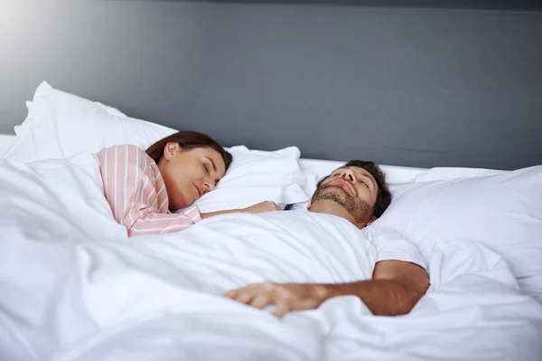 Ruhig Schlafen Paar Mittleren Alters Schläft Zusammen Bett — Stockfoto
