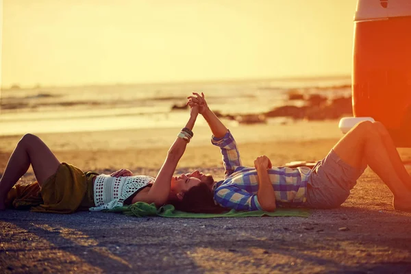 Давайте Ніколи Розлучатися Ніжна Молода Пара Тримає Руки Лежачи Пляжі — стокове фото