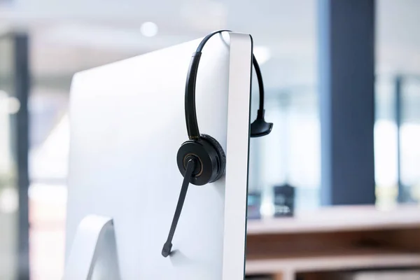 空置的办公室 计算机或呼叫中心耳机 用于电信客户服务的通信 技术支持 电话推销或咨询工作的服务台 背景或工作场所 — 图库照片