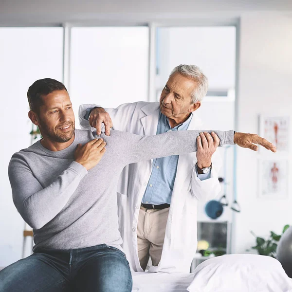 Hoe Voelt Dit Een Senior Arts Geeft Zijn Mannelijke Patiënt — Stockfoto