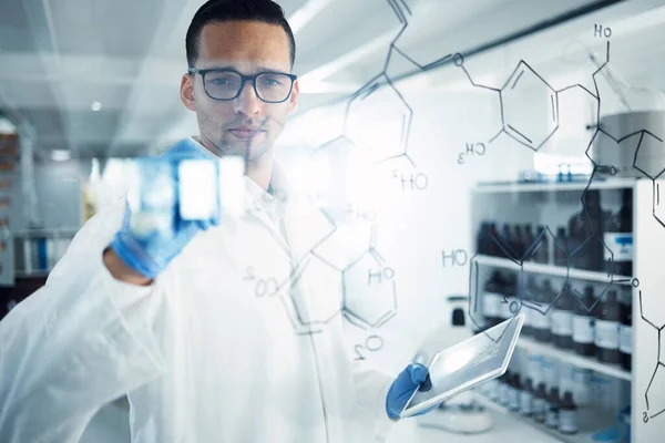 Wetenschap Tablet Mens Met Chemische Formule Voor Medisch Onderzoek Vergelijking — Stockfoto