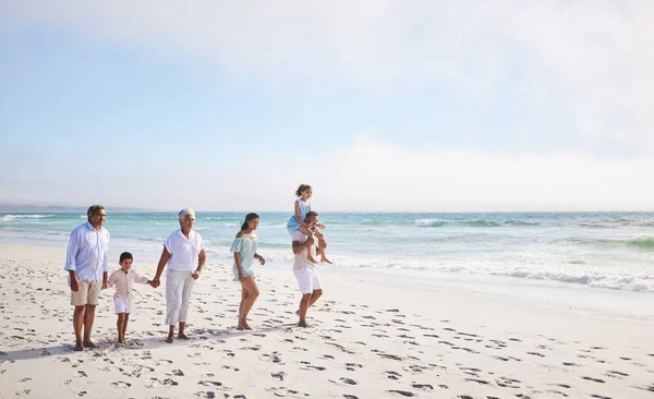 Família Grande Avós Andando Crianças Praia Com Irmãos Jovens Mãos — Fotografia de Stock