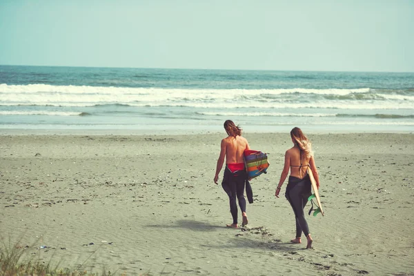 Maceralar Ruhunu Doldurur Sahilde Sörf Tahtasıyla Yürüyen Genç Bir Çift — Stok fotoğraf