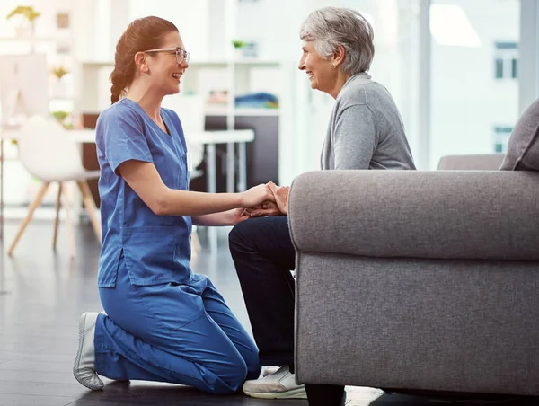 Estás Cómodo Foto Completa Una Joven Enfermera Hablando Con Paciente —  Fotos de Stock