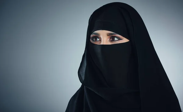 Dibujando Velo Sobre Belleza Estudio Una Joven Mujer Negocios Musulmana — Foto de Stock