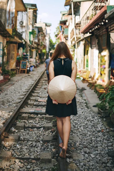 この街にはたくさんの冒険があります 外国の都市を探索しながら鉄道を歩いている女性のレビューショット — ストック写真