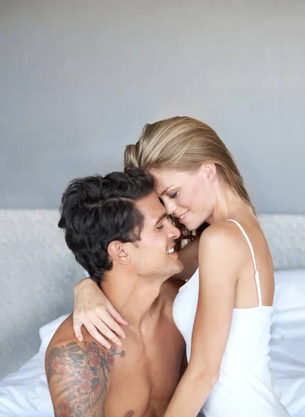 Merasakan Cinta Pasangan Muda Yang Bahagia Saling Menatap Dengan Penuh — Stok Foto