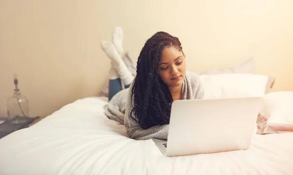 Internet Tevékenységek Feneketlen Lyuka Egy Fiatal Használja Laptopját Miközben Hálószobájában — Stock Fotó