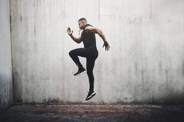 Skakać Trening Czarny Człowiek Bieganie Szybkość Energia Dla Cardio Fitness — Zdjęcie stockowe
