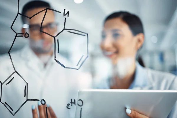 Chemie Formule Tablet Man Vrouw Met Vergelijking Voor Medisch Onderzoek — Stockfoto