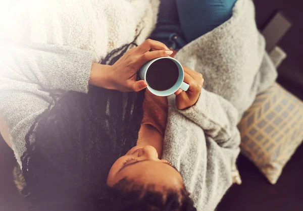 Kawa Dorosłość Jest Trudna Młoda Kobieta Pijąca Kawę Domu — Zdjęcie stockowe