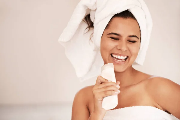Schönheit Lotion Und Frauengesang Fröhliche Morgenroutine Hautpflege Oder Gesichtskosmetik Badetuch — Stockfoto
