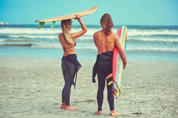 Zawsze Jest Czas Surfing Młoda Para Spacerująca Plaży Deskami Surfingowymi — Zdjęcie stockowe