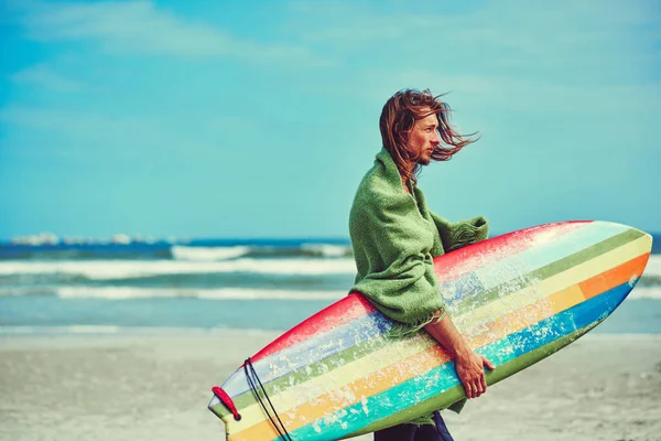 今日は波が恋しくない サーフボードを持ってビーチを歩いている若いサーファーが — ストック写真