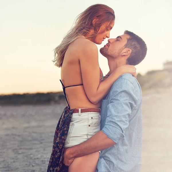 Dacă Îmbrăţişezi Vreau Renunţ Niciodată Cuplu Tânăr Afectuos Plajă — Fotografie, imagine de stoc