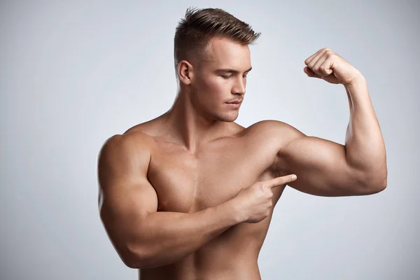 健美和指向二头肌在工作室 背景和锻炼的肌肉力量 赤身裸体的男模 运动健将以及以健身成果为荣的弹性臂膀肌肉 — 图库照片