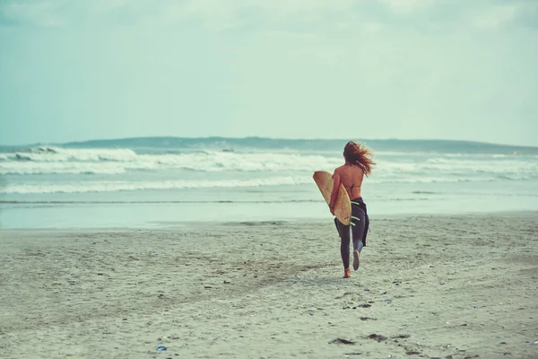 波が来て私は行かなければならない ビーチでサーフィンをしている美しい若い女性が — ストック写真