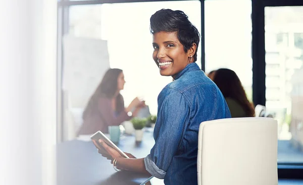 Odpowiednie Aplikacje Mogą Wiele Zmienić Portret Młodej Bizneswoman Pracującej Tablecie — Zdjęcie stockowe