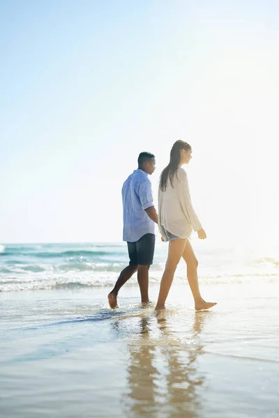 Side Side Sea Young Couple Taking Stroll Beach — Stock Photo, Image