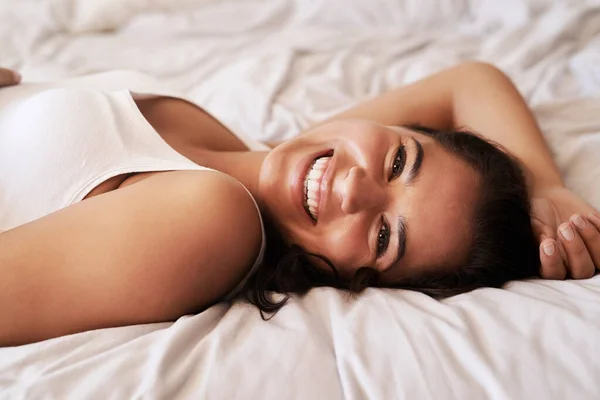 Schlafzimmer Porträt Glücklich Und Frau Entspannen Sich Für Wellness Morgen — Stockfoto