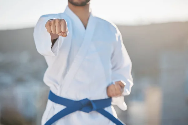 Karate Fitness Walki Sportowcem Szkolenia Mieście Rozmytym Tle Ćwiczenia Dyscyplina — Zdjęcie stockowe