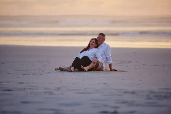 给对方一个度假的礼物 一对成熟的夫妇一起在海滩上放松 — 图库照片