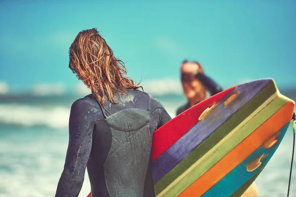 生活很简单 只要继续冲浪就行了 一对年轻夫妇在海滩上冲浪 — 图库照片
