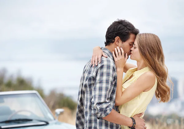 Roadside Romantik Ett Kärleksfullt Ungt Par Som Står Bredvid Sin — Stockfoto