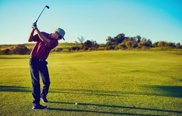 Vstupujeme Golfové Sezóny Mladý Muž Hrající Golf — Stock fotografie