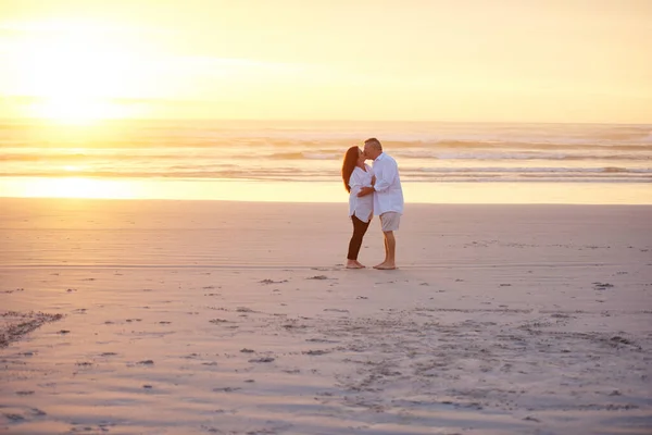 Diesen Funken Leben Erhalten Ein Reifes Paar Küsst Sich Strand — Stockfoto