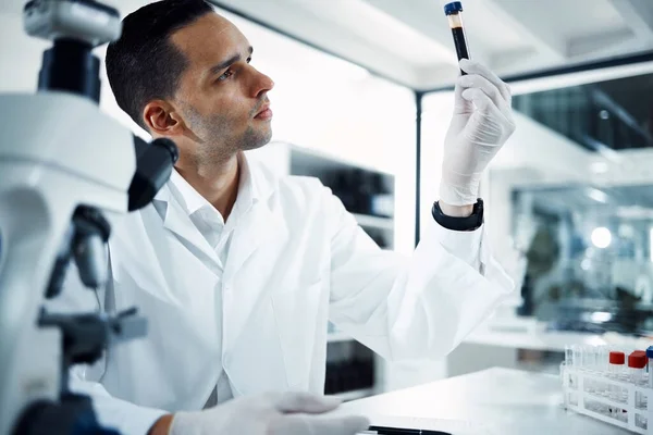 Mann Wissenschaftler Und Analyse Der Blutprobe Reagenzglas Dna Und Wissenschaftliche — Stockfoto