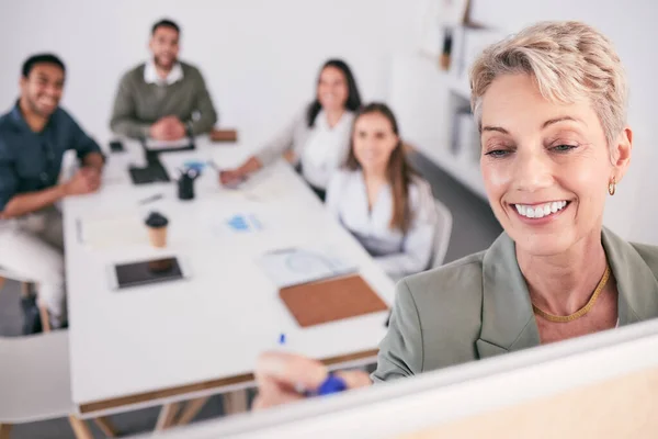 白板和妇女 经理和业务介绍 用于培训 头脑风暴或规划 愉快的领导 主讲人和人 团队或集体指导 客户建议或会议想法 — 图库照片