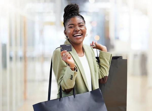 Mulher Negra Sorriso Retrato Cartão Crédito Com Saco Compras Comércio — Fotografia de Stock