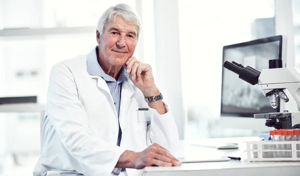 Gör Världen Till Säkrare Plats Porträtt Glad Äldre Manlig Forskare — Stockfoto
