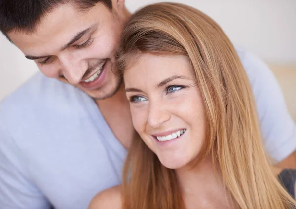 Desfrutando Seu Amor Apoio Casal Jovem Atraente Relaxando Juntos Felizes — Fotografia de Stock