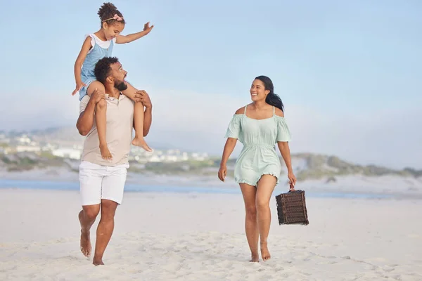 ピクニック 両親または子供が一緒に楽しい夏休みの幸せな家族としてリラックスするためにビーチを歩いています 素敵なお父さん お母さんまたは興奮した若い女の子ボンディング 笑顔や海岸でバスケットを保持 — ストック写真