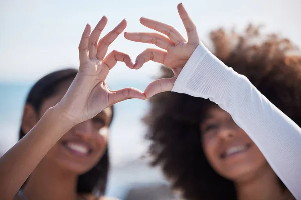 Φίλοι Κοντινό Πλάνο Και Χέρια Καρδιάς Τις Γυναίκες Στην Παραλία — Φωτογραφία Αρχείου