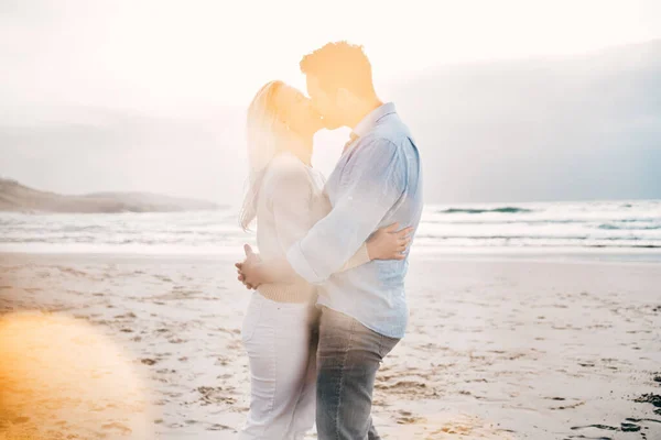 ビーチ レンズフレア カップルは記念日の休日 ロマンチックな週末に愛のキスをします 結婚と成熟した男性接着のための女性にキス 海による品質の時間と幸福 — ストック写真