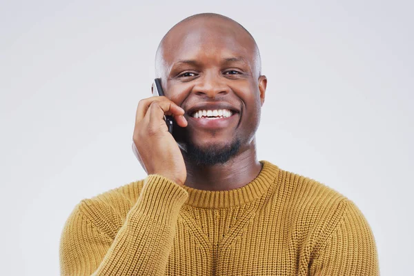 Hálózatépítés Fekete Férfi Telefonhívással Boldog Fehér Háttérrel Kommunikáció Vagy Technológia — Stock Fotó