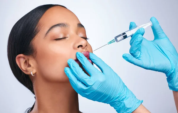 Vrouw Studio Naald Voor Lippen Chirurgie Cosmetica Voor Huid Gezicht — Stockfoto